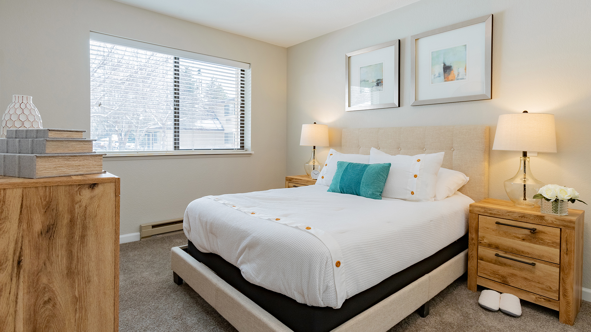 Holiday Parkwood Estates apartment bedroom with queen sized bed and two bed side tables