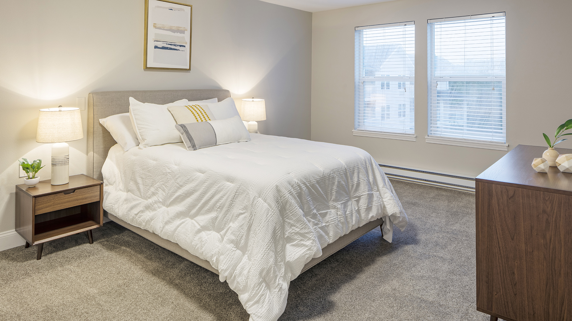 Holiday White Oaks apartment bedroom with queen sized bed and bedside tables